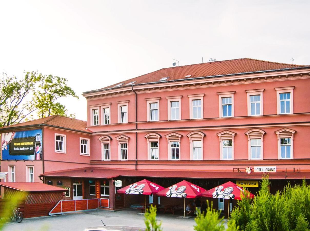 Grand Hotel Jaromer Bagian luar foto