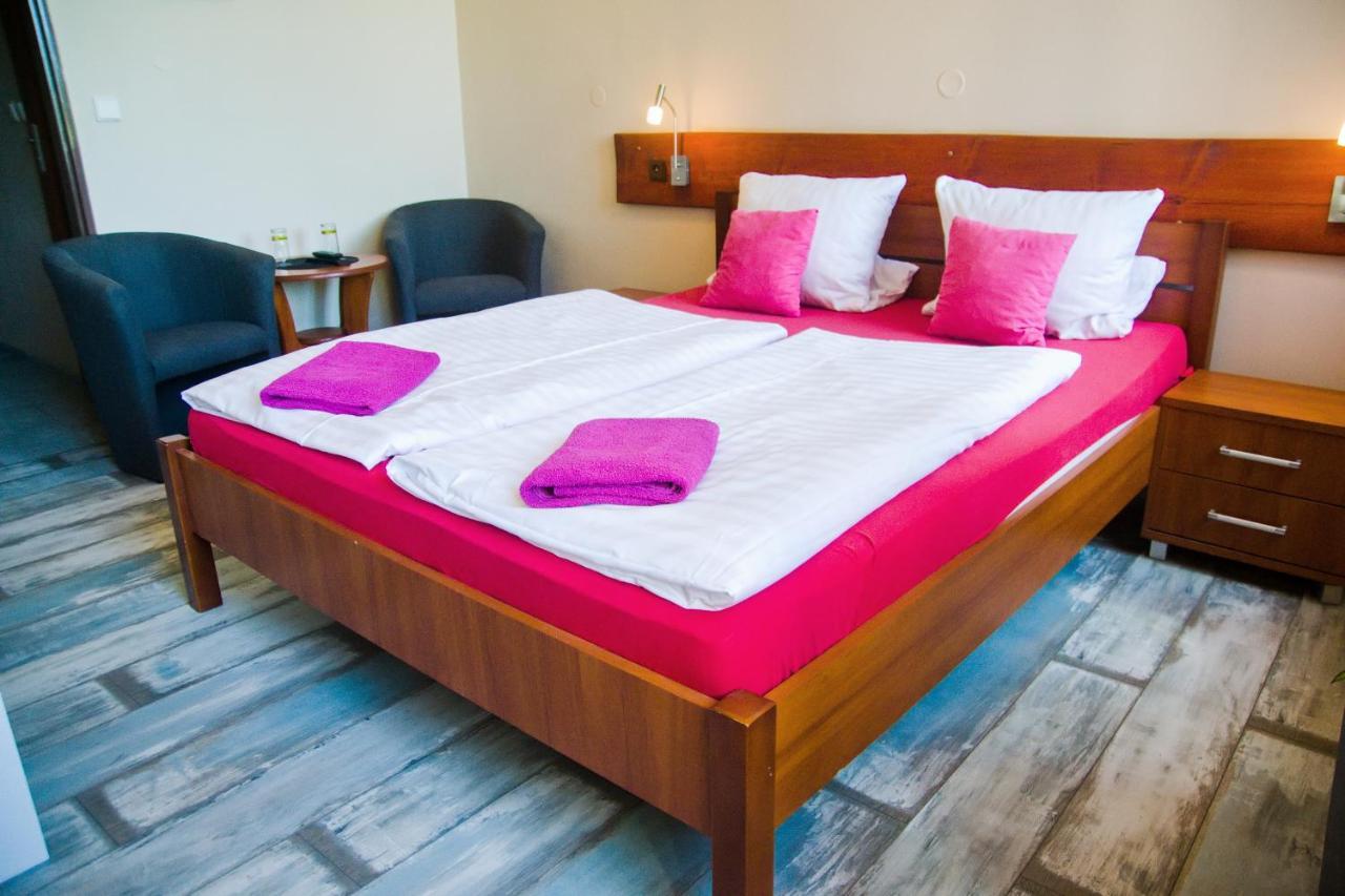 Grand Hotel Jaromer Bagian luar foto