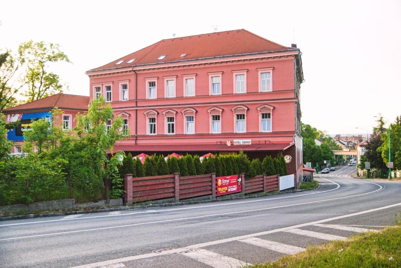 Grand Hotel Jaromer Bagian luar foto